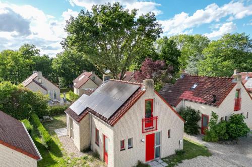 an aerial view of a house with a solar roof at Groenlake Villa 16 - 6 persoons vakantie bungalow in Ewijk