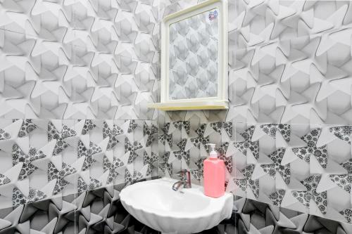 a bathroom with a sink and a mirror at OYO Flagship Hotel O Mo Kudia in Puri