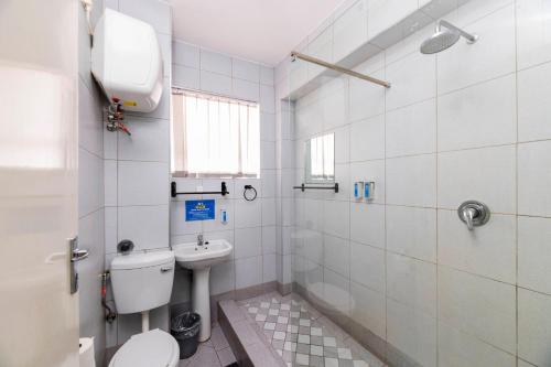 ブラワヨにあるN1 Hotel Bulawayoのトイレ、洗面台、シャワー付きのバスルーム