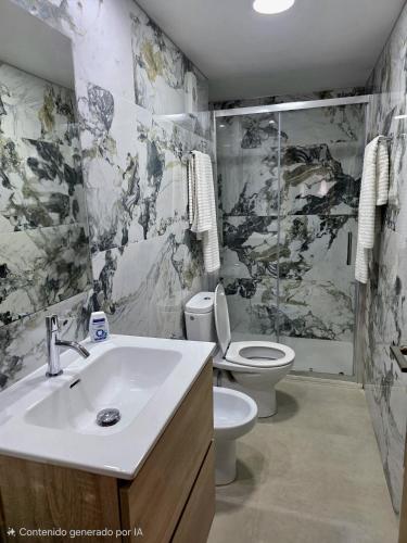 un baño con lavabo e inodoro en Habitación Tranquila, Agradable cerca de Valencia en Vivienda Compartida, en Paterna