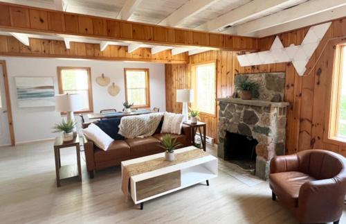 Afbeelding uit fotogalerij van Boardwalk Pines at Tobermory in Tobermory