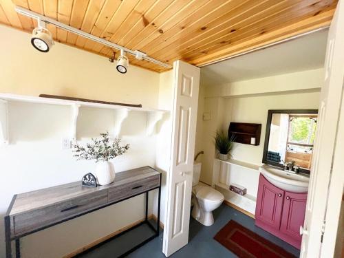 une salle de bains avec toilettes et lavabo dans l'établissement Boardwalk Pines at Tobermory, à Tobermory