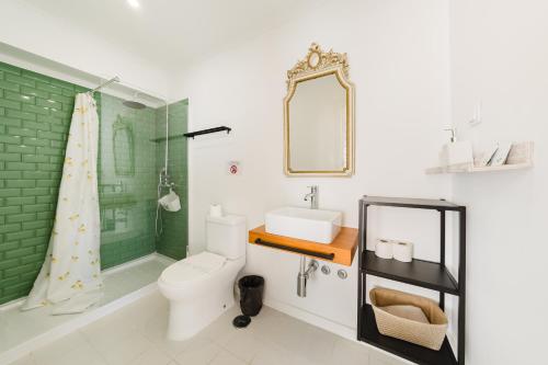 a bathroom with a toilet and a sink and a shower at Villa Paraíso da Caparica in Charneca