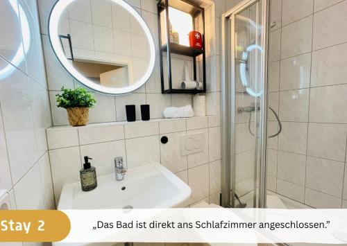 un baño con lavabo y espejo en Stay zentrale Schwarzwald Apartments, en Nagold