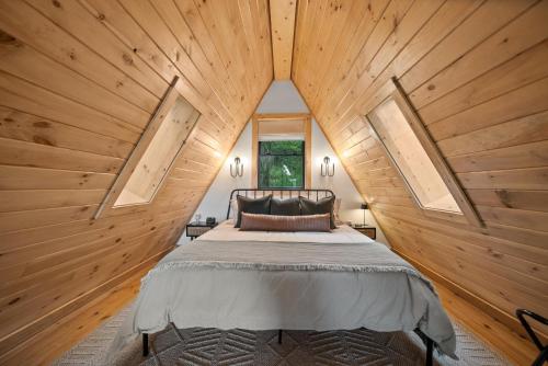 Ένα ή περισσότερα κρεβάτια σε δωμάτιο στο Alpine A-Frame at Calm Ridge Treehouses