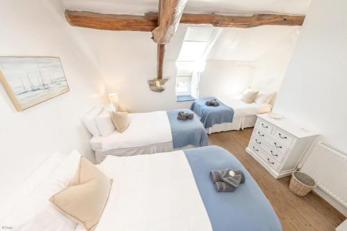 Una habitación con dos camas y un sofá. en Ysgubor-Bennar, en Dyffryn