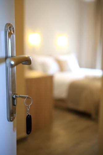 a door with a key in a room with a bed at B&B Ave Maria in Vrpolje