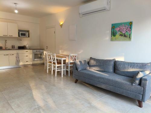 a living room with a couch and a kitchen at אורן בשדה in Sede Ilan