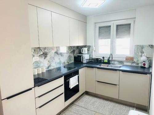Dapur atau dapur kecil di Apartmani MARCO,LUKAS,PATRICK,DAVID,blizu centra i mora sa FREE privatnim parkingom