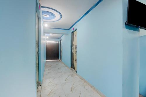 FatwaにあるHotel O Sawariya Guest Houseの壁にテレビがある部屋の廊下