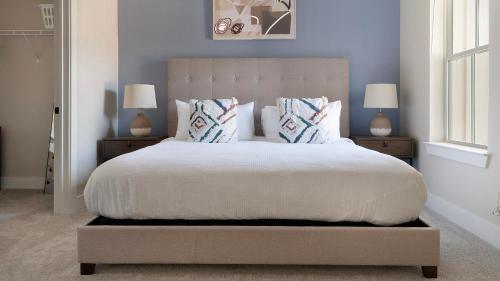 Un dormitorio con una cama grande con dos mesitas de noche. en Landing Incredible 1BD Clubhouse Gym, en Oakwood