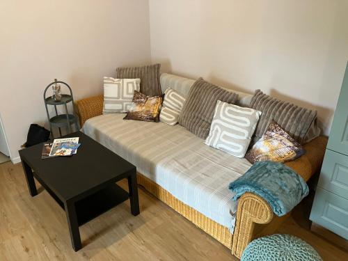 ein Wohnzimmer mit Couch und Tisch in der Unterkunft Ferienwohnung am Schlosspark in Potsdam