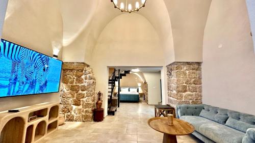 Μια τηλεόραση ή/και κέντρο ψυχαγωγίας στο Knight House Akko