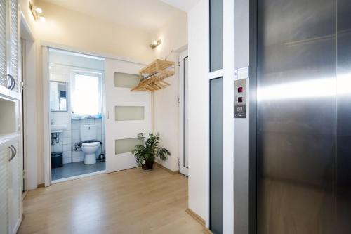 a hallway with a bathroom with a toilet and a door at Villa Olivo Kampani in CHQ