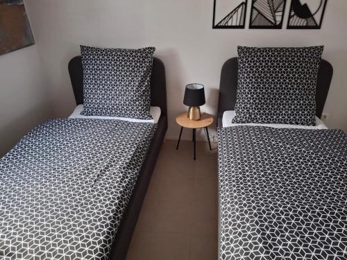 deux lits côte à côte dans une pièce dans l'établissement Ferienwohnung 2, à Northeim