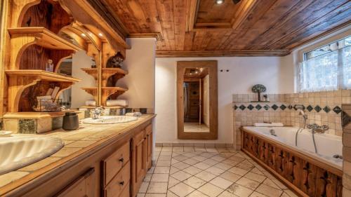 a large bathroom with two sinks and a tub at DoneoCasaVacanze LuxHome in Cortina dʼAmpezzo