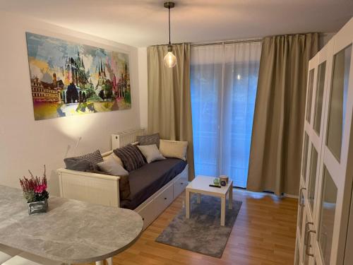 a living room with a couch and a table at Moderne Ferienwohnung beim Augustinerkloster direkt in der Altstadt in Erfurt