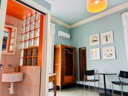 a room with a table and chairs and a sink at Carmen Guillemot in Alcanar