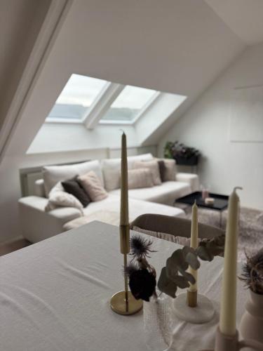 a living room with two candles on a table at Dakappartement V, 2de verdiep TML in Willebroek