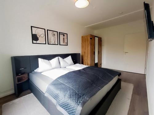 a bedroom with a large bed in a room at PanoramaLoft Warendorf in Warendorf