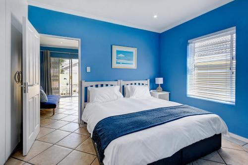 Una cama o camas en una habitación de Sea Breeze Kite Dreams 1