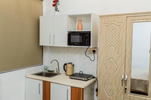 Η κουζίνα ή μικρή κουζίνα στο East Legon Serenity Stay