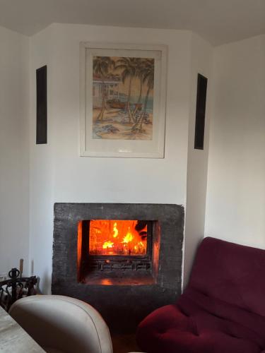 a living room with a fire in a fireplace at Villa provençale - piscine-calme in Draguignan