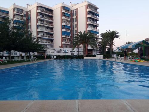 ein großer Pool vor einigen Gebäuden in der Unterkunft Encalma Vacacional siente disfruta vive la playa in Puerto de Sagunto