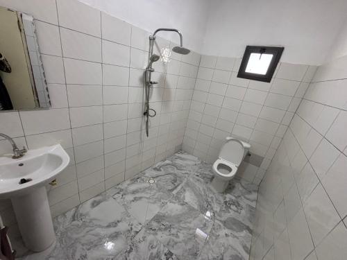 サリー・ポルチュダルにあるKane familyのトイレと洗面台付きのバスルーム