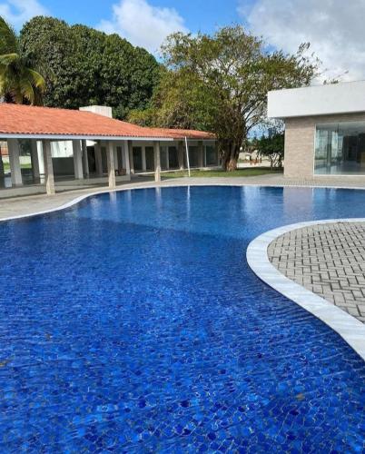 Una gran piscina azul frente a un edificio en Apartamento completo proximo as Praias do Litoral Sul, en João Pessoa