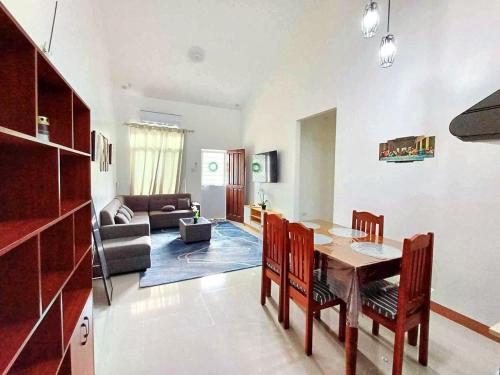 Un comedor y una sala de estar con mesa y sillas. en MJs Residence, en General Santos