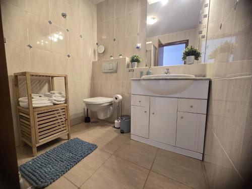 un bagno con lavandino e WC di Las Dos Orillas a Costa Calma