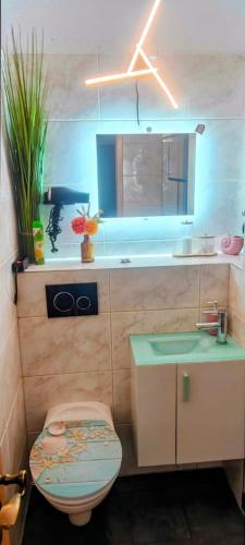 ケルンにあるMO HOME24のトイレと洗面台付きのバスルーム