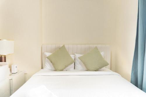 Кровать или кровати в номере Golf and Lake View Studio in Royal Breeze