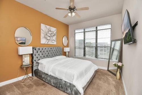 a bedroom with a bed and a ceiling fan at Nrg Stadium Rodeo Unit in Houston