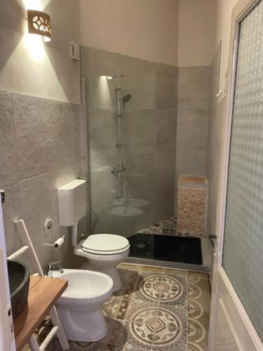 a small bathroom with a toilet and a shower at Casa Mari in Manduria