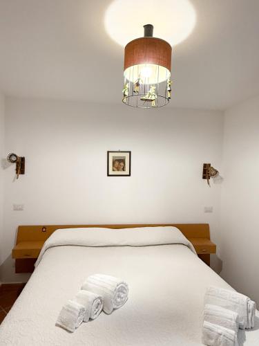 a bedroom with a bed with two folded towels at La Villetta Trepidò in Casa Pasquale