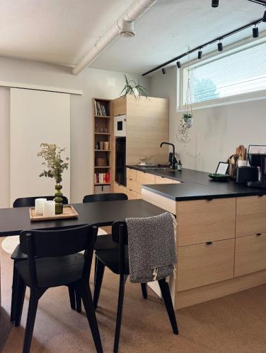 Una cocina con una mesa y sillas en una habitación. en Unique, newly renovated studio, en Turku