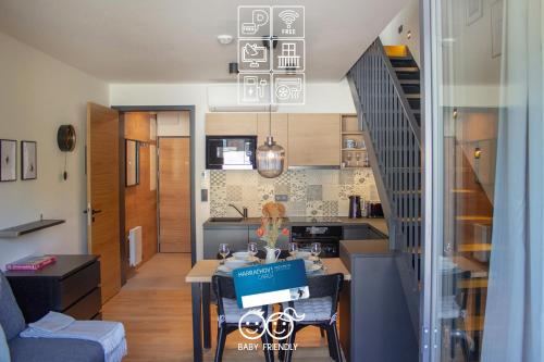 ENJOYHARRACHOV - Atraktivní klidný klimatizovaný apartmán 20 v centru Harrachova s parkováním, Wifi-WLAN, SAT, herní konzolí, Ipad, Netflix zdarma, možností dobíjení auta, výhledem do zahrady a na kostelík jen 150m od lanovky