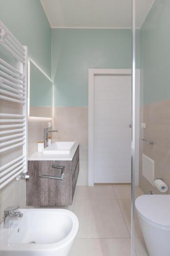 ein Badezimmer mit Waschbecken, Toilette und Dusche in der Unterkunft MAISON CHARME, Sindbad in Pero