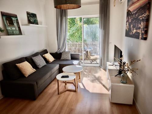 a living room with a couch and a table at Casa Bem-Vindo in Olhão