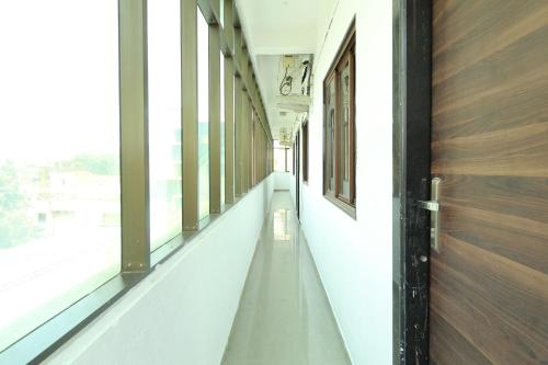 un corridoio vuoto in un edificio con finestre di Hotel O New Pune a Pune