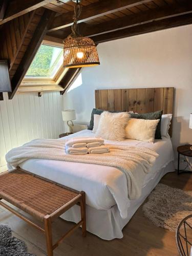 a bedroom with a large bed with two towels on it at Casa Catania-Acogedora casa con impresionantes vistas-Fibra Optica-5 TV-Aire ACondicionado in Salardú
