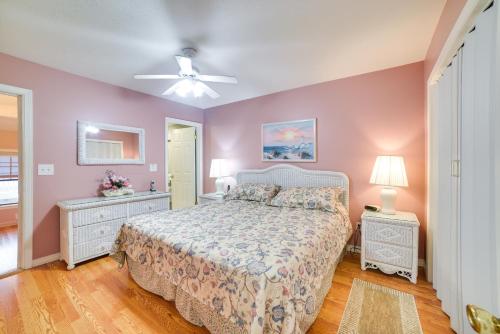 ein Schlafzimmer mit einem Bett und einem Deckenventilator in der Unterkunft Panama City Beach Townhome - Walk to Beach! in Panama City Beach