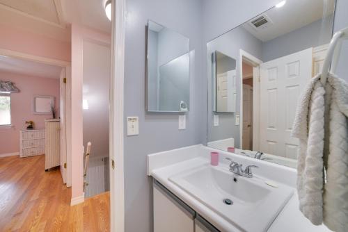 ein Badezimmer mit einem weißen Waschbecken und einem Spiegel in der Unterkunft Panama City Beach Townhome - Walk to Beach! in Panama City Beach