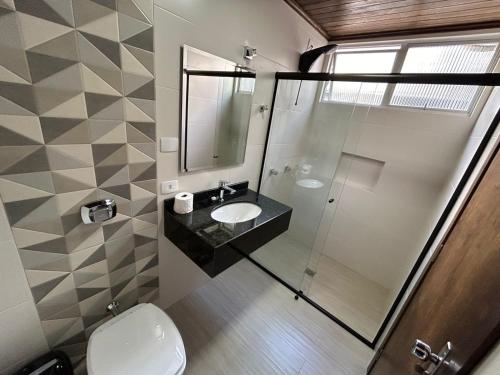 Bilik mandi di Sadas Hotel