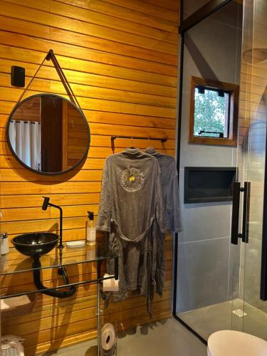 a shirt hanging on a rack in a bathroom at Cabanas nascer do sol - Encantada in Barracão