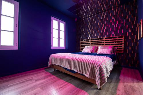 Postel nebo postele na pokoji v ubytování Passion et Mystère, Nuit en Love Room avec Énigmes