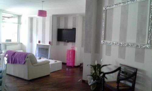 Una televisión o centro de entretenimiento en A57