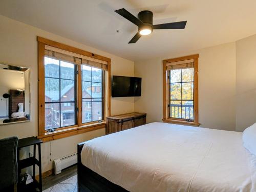 Ένα ή περισσότερα κρεβάτια σε δωμάτιο στο Dakota Lodge 8503 by SummitCove Lodging